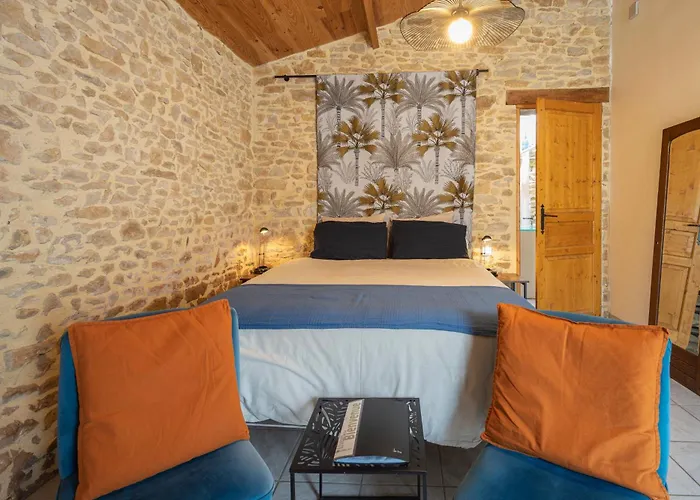 Les De La Croix Liaud *